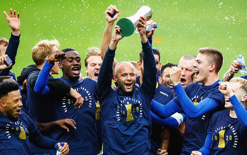 IFK Göteborg players lifting the Swedish Cup